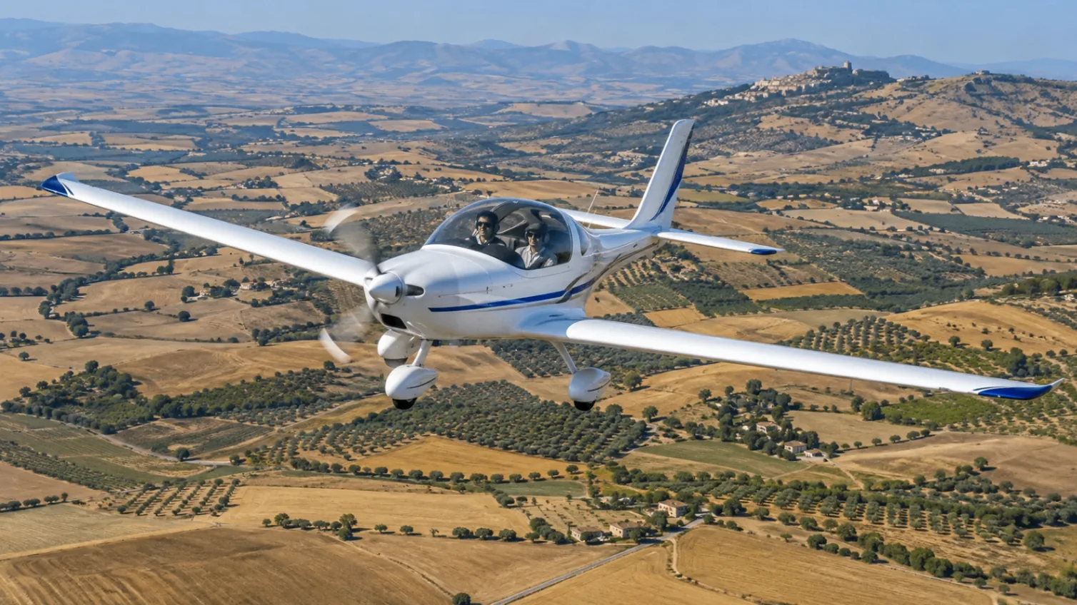 Velivolo leggero in volo sulla Sicilia, immagine illustrativa